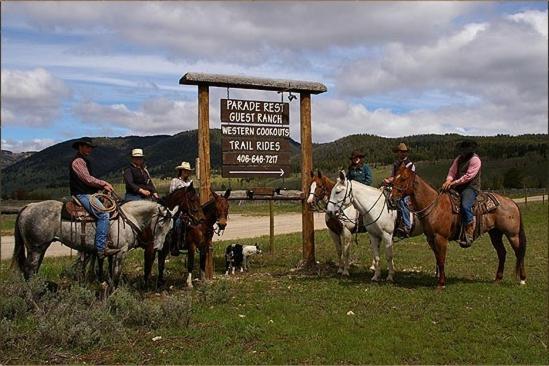 Parade Rest Ranch Уест Йелоустоун Екстериор снимка