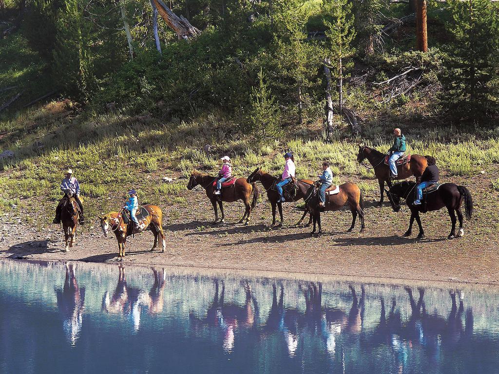 Parade Rest Ranch Уест Йелоустоун Екстериор снимка